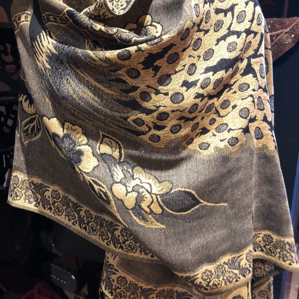 Vintage style peacock pashmina shawl